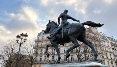 « Il voulait faire quoi avec ? » : à Paris, un homme arrêté après avoir volé l’épée de la statue de Jeanne d’Arc