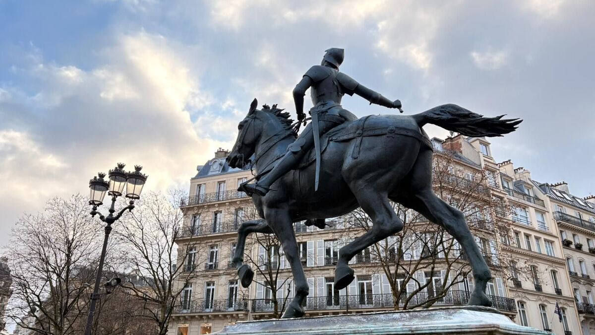« Il voulait faire quoi avec ? » : à Paris, un homme arrêté après avoir volé l’épée de la statue de Jeanne d’Arc