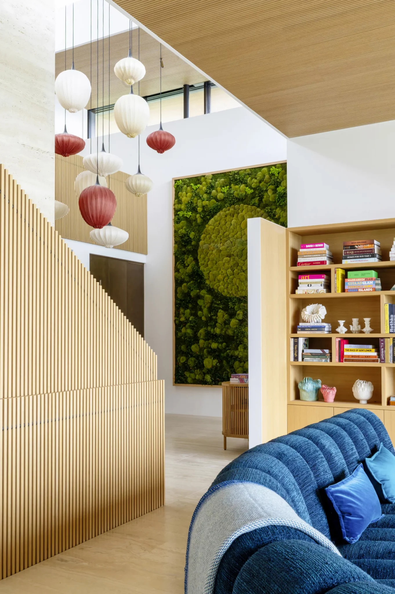 salon décoration contemporaine avec canapé bleu