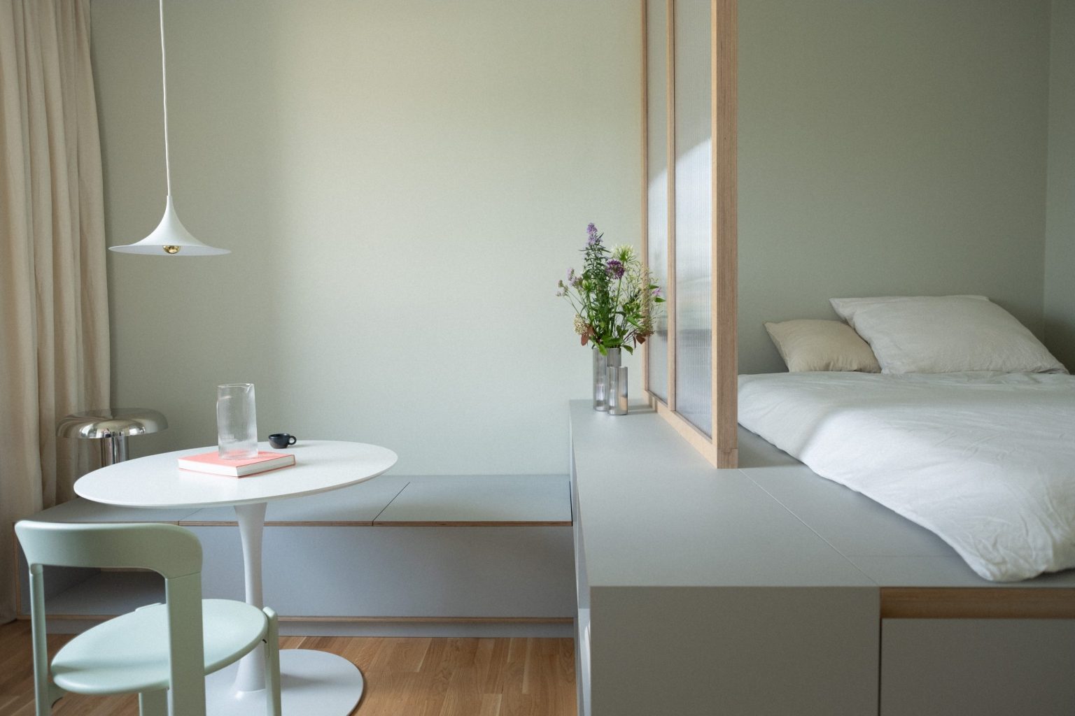 salle à manger et espace chambre avec verrière studio décoration design Berlin