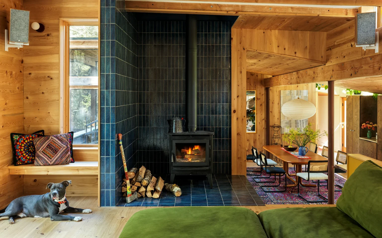 salon maison en bois décoration contemporaine et rustique chic