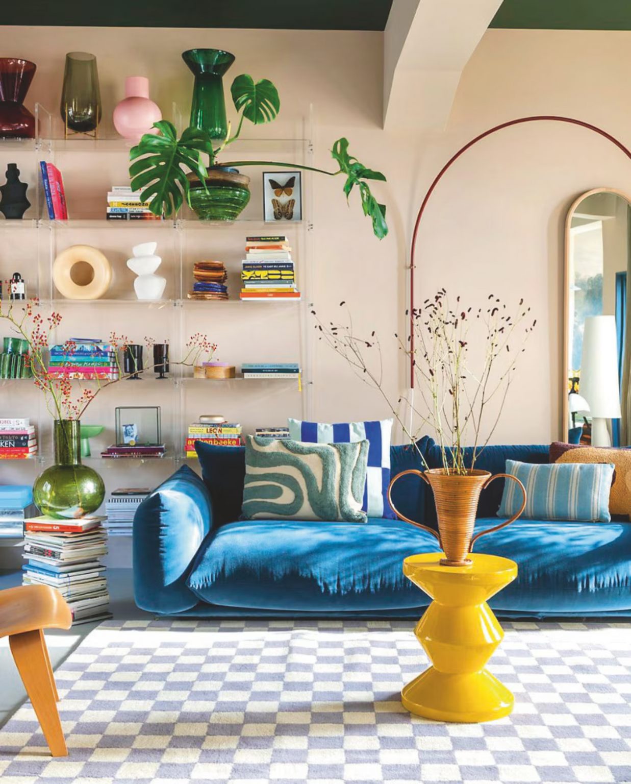 salon décoration design colorée et vintage année 60 et 70 par Theo Bert