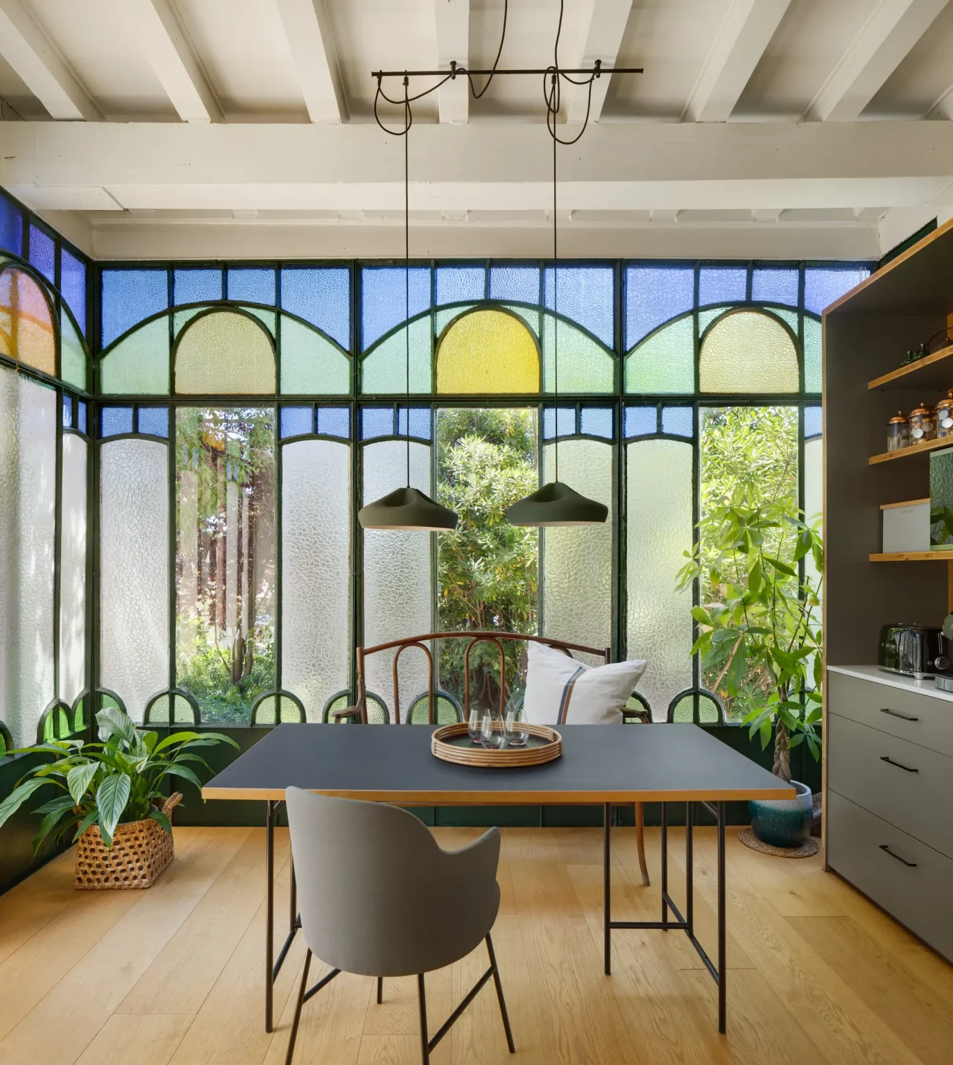 salle à manger décoration contemporaine avec vitraux