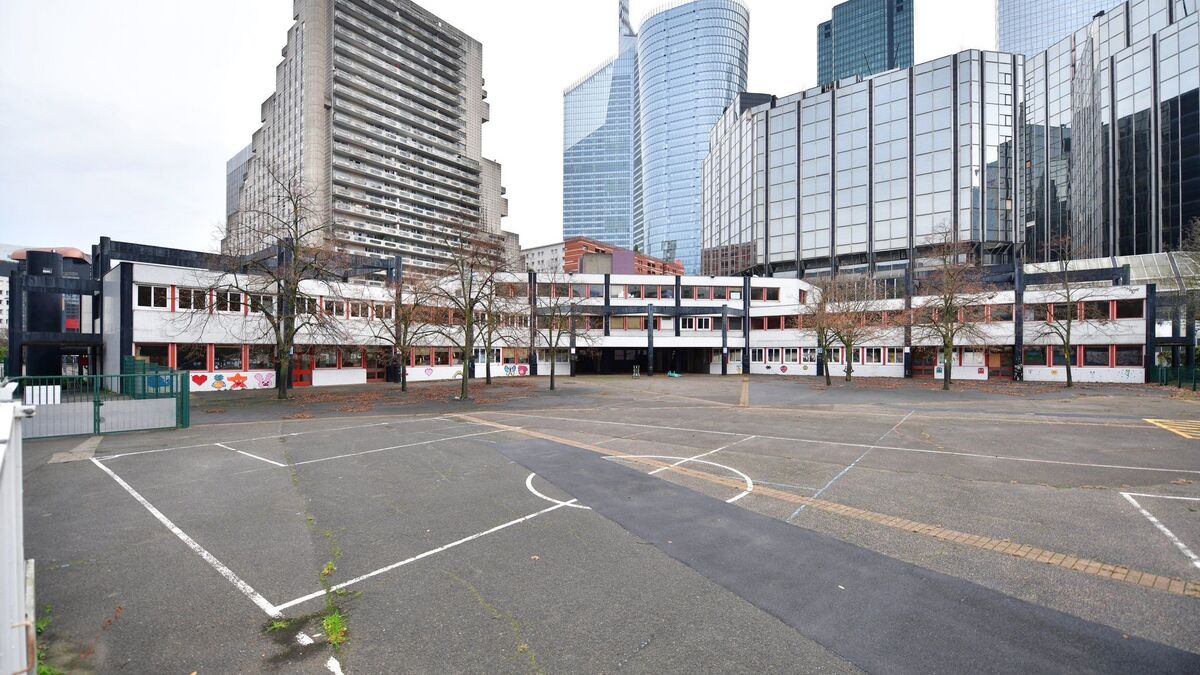 Mobilier scolaire jeté à la benne : à Courbevoie, les parents de l’ancienne école Malraux s’indignent