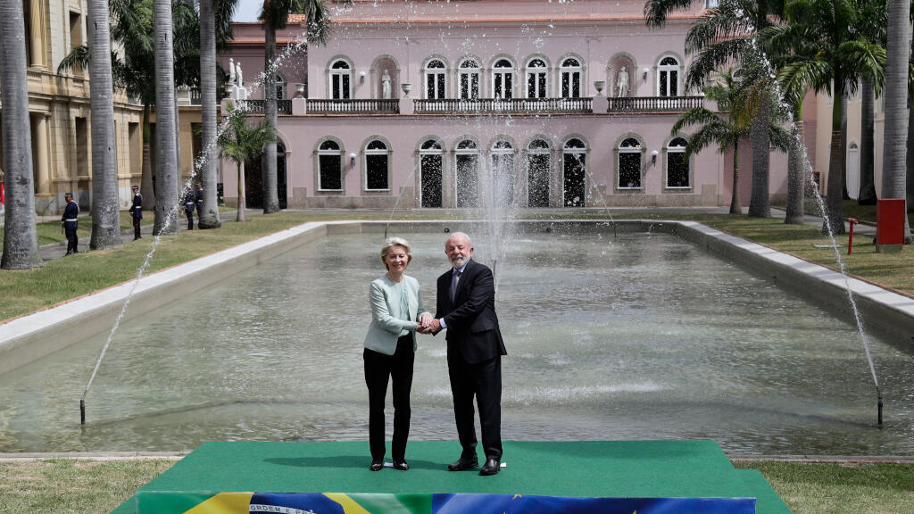 Le président brésilien Luiz Inácio Lula da Silva (à droite) et la présidente de la Commission européenne Ursula von der Leyen se serrent la main en marge de leur réunion sur l'accord commercial UE-Mercosur à Rio de Janeiro, au Brésil, le vendredi 16 janvier 2026.