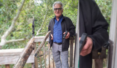 Avec une arme dans chaque main, le « shérif » des Étangs de la Galiotte menace le maire sur Facebook