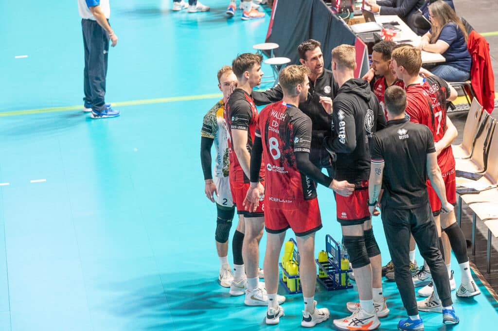 Pour sa première sur un banc en Marmara Spikeligue, 
Iban Perez s’est offert une victoire gratifiante, 
mardi 6 janvier, à Palestra, face aux Grecs de Syros. (Photo : D. Piot)