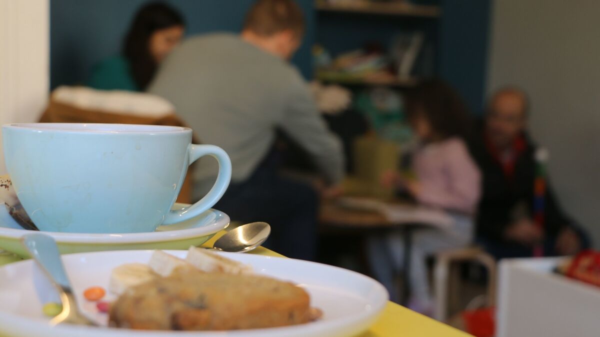 À Paris, le boom des cafés « kids friendly », refuge des jeunes parents : « C’est beaucoup moins stressant »