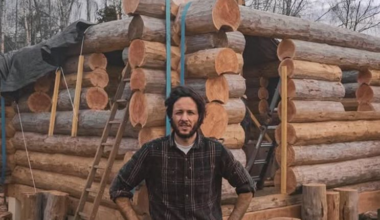 Vianney brave la neige pour construire sa cabane isolée