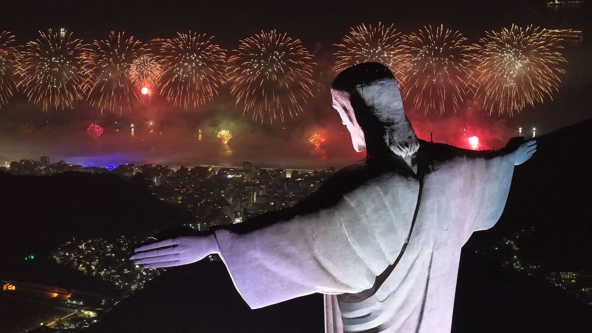 Vue aérienne de la statue du Christ Rédempteur et des feux d'artifice tirés sur la plage de Copacabana lors des célébrations du Nouvel An, le 1er janvier 2026, à Rio de Janeiro, au Brésil.