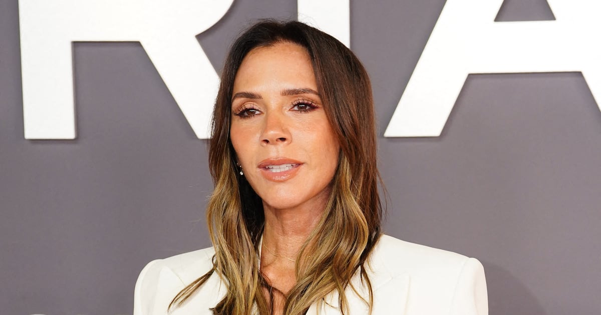 Victoria Beckham n°1 des ventes de singles au Royaume-Uni, grâce au clash avec son fils
