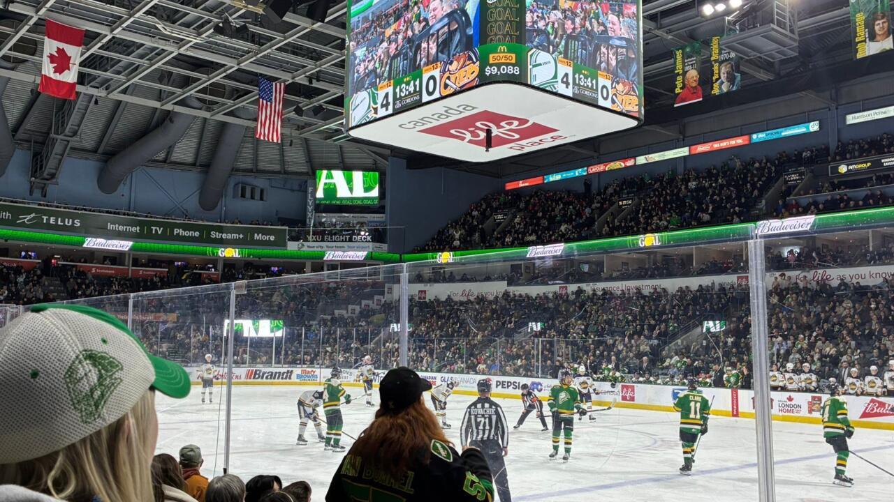 Etats-Unis-Canada: quand les tensions politiques s'invitent dans les patinoires de hockey sur glace - Reportage international