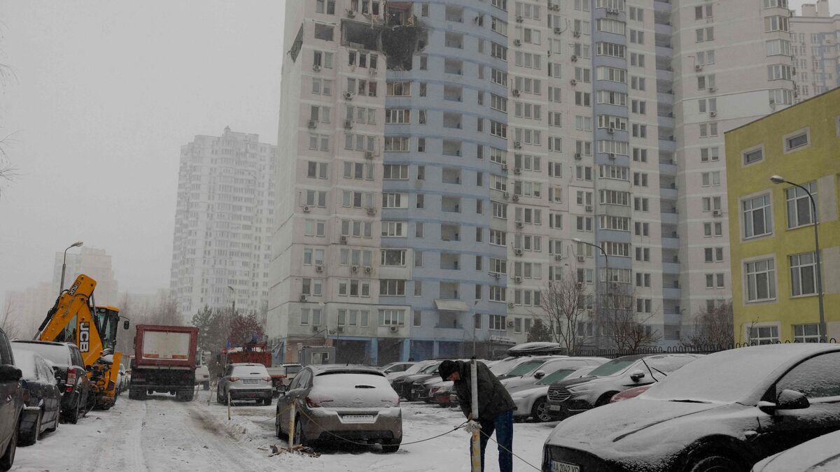 Guerre en Ukraine : plus de 400 000 foyers de Kiev privés de chauffage en plein hiver après des frappes russes