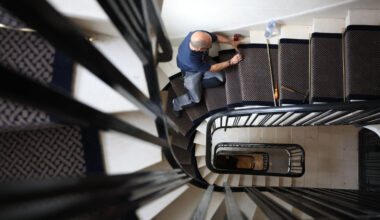 « Certaines techniques sont utilisées depuis Louis XIV » : à Paris, ce sont eux les rois des tapis d’escalier