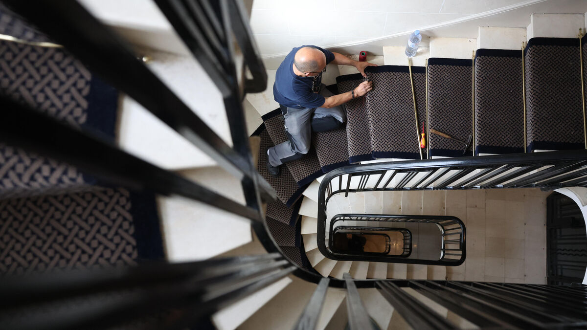 « Certaines techniques sont utilisées depuis Louis XIV » : à Paris, ce sont eux les rois des tapis d’escalier