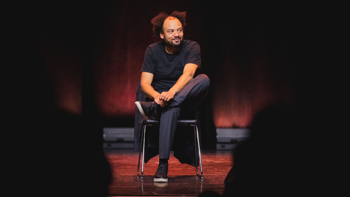 Obésité, viols, masculinisme… Fabrice Éboué jongle avec les sujets sensibles dans son nouveau one-man-show