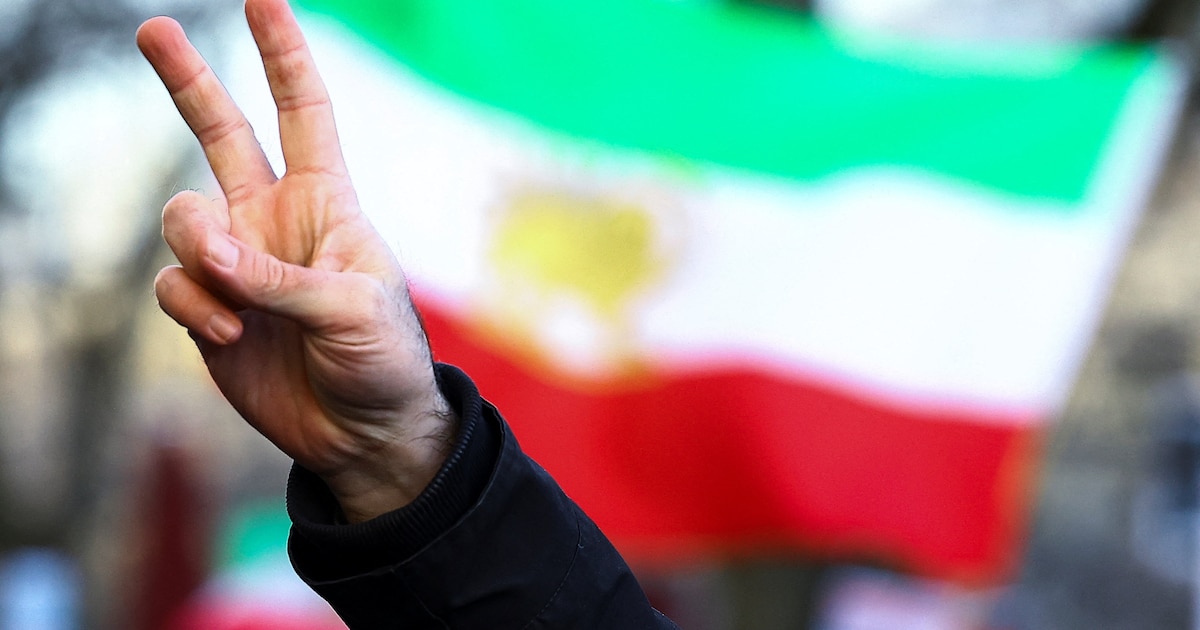 Un manifestant brandit le "V" de la victoire, lors d'une manifestation de soutien aux Iraniens, le 11 janvier 2026 à Berlin.
