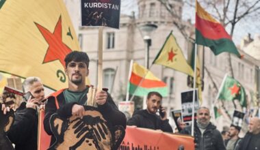 Près de 300 manifestants devant le World Trade Center à Marseille appellent l’Europe à l’aide pour la paix en Syrie