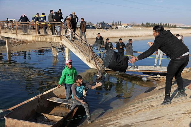 Des personnes traversent un pont endommagé alors qu’elles fuient une zone contrôlée par les Kurdes, à Rasm Al-Harmal, à l’est de la ville d’Alep, le 16 janvier 2026.