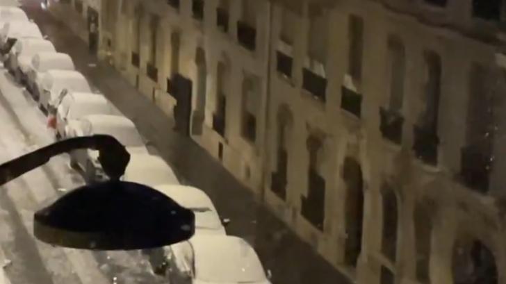 Une rue parisienne sous la neige, au matin, le 3 janvier 2026.