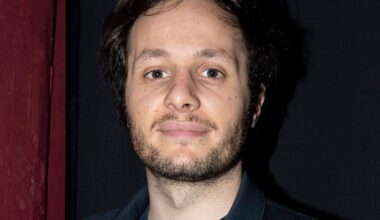 Vianney s’éloigne de sa cabane et retrouve la scène pour une raison très précise