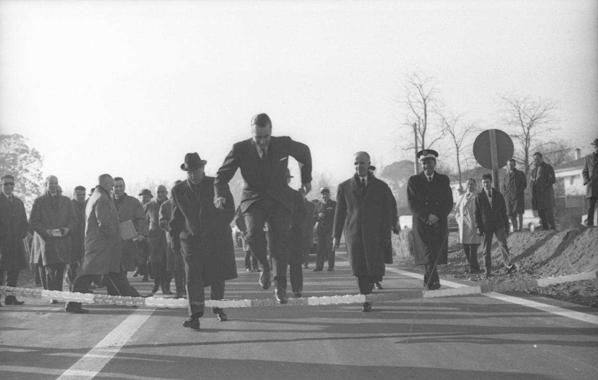 Comme il n’y a pas de coupage de ruban, il faut franchir « l’obstacle » représenté par une guirlande tricolore qui barre l’entrée de l’autoroute : ce que fait habilement Jacques Chaban-Delmas… le 15 janvier 1967.