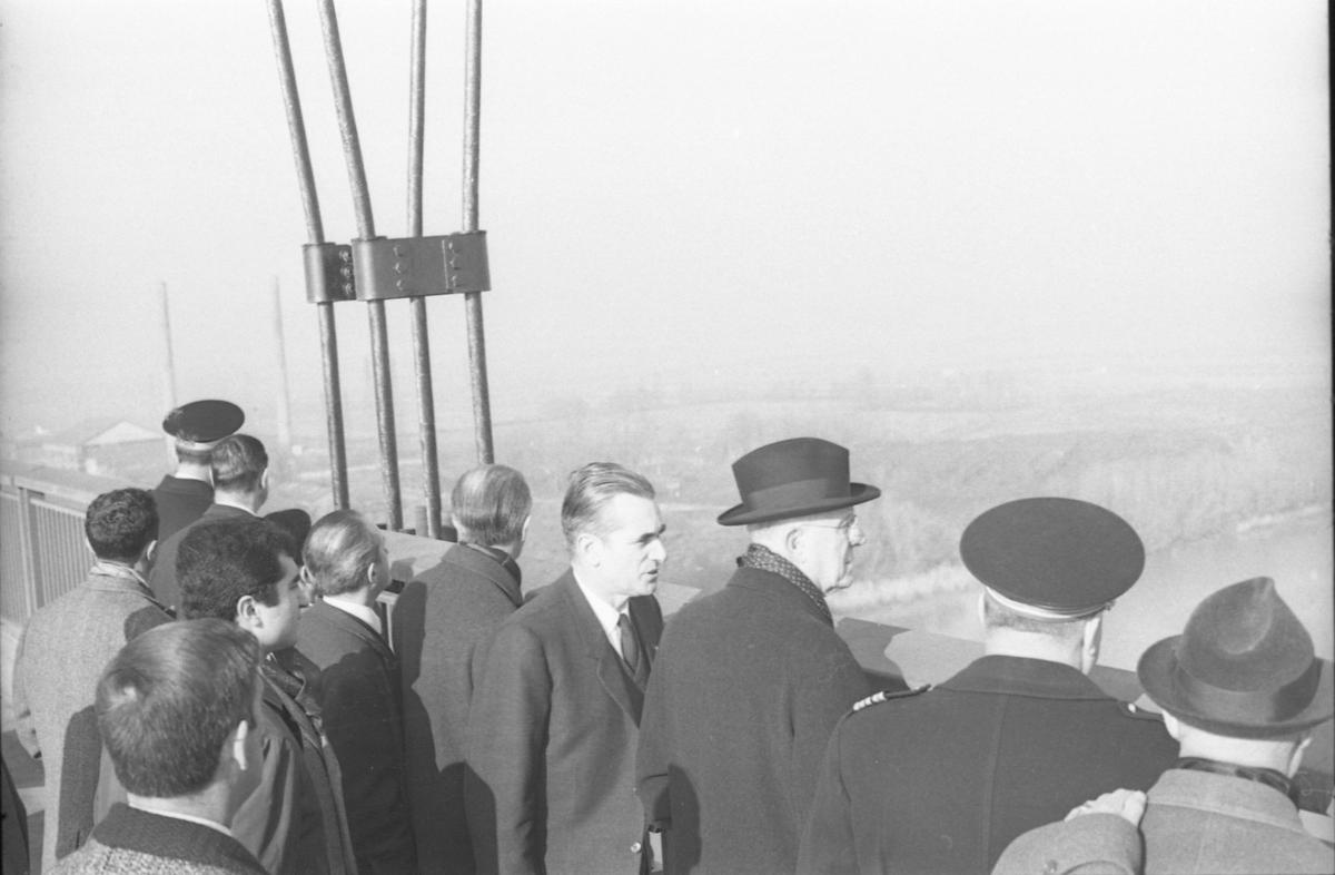 Les visiteurs admirent la vue devant le nouveau pont de Bordeaux, le 15 janvier 1967.