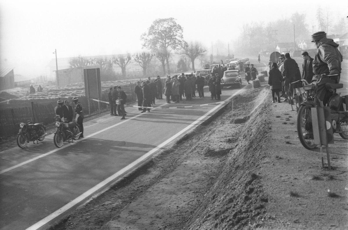 Tout le monde est prêt pour l’inauguration du nouveau tronçon de l’autoroute au nord de Bordeaux, le 15 janvier 1967.