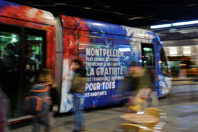 Un tramway à Montpellier, mettant en avant la gratuité des transports dans la métropole, le 21 décembre 2023.