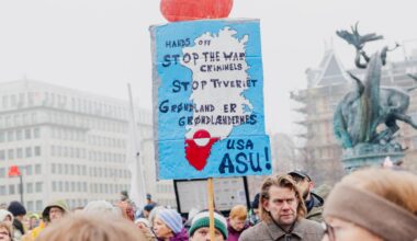 Emmanuel Macron estime que les menaces de droits de douane de Donald Trump « sont inacceptables » et promet une réponse « unie » des pays européens