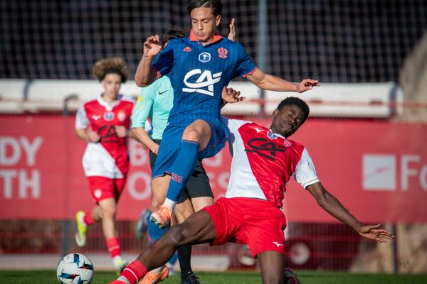 Plus fringants sur l’ensemble de la partie, les jeunes Niçois (en bleu) ont pris le dessus sur leurs homologues monégasques, piégés en fin de match hier après-midi à La Turbie. 