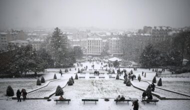 le programme des vols réduit de 15 % dans les aéroports parisiens ; la circulation des bus interrompue en Ile-de-France
