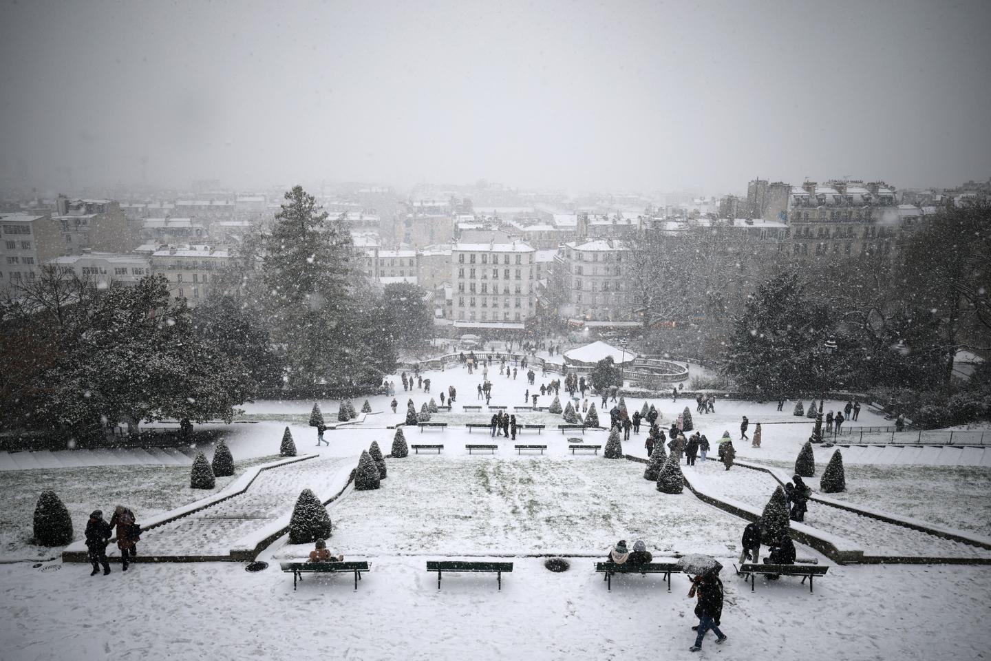 le programme des vols réduit de 15 % dans les aéroports parisiens ; la circulation des bus interrompue en Ile-de-France