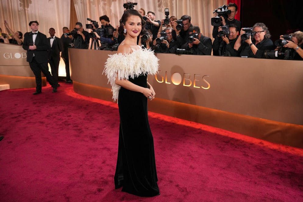 Selena Gomez a fait couler beaucoup d'encre avec sa tenue signée Chanel, inspirée de l’âge d’or d’Hollywood