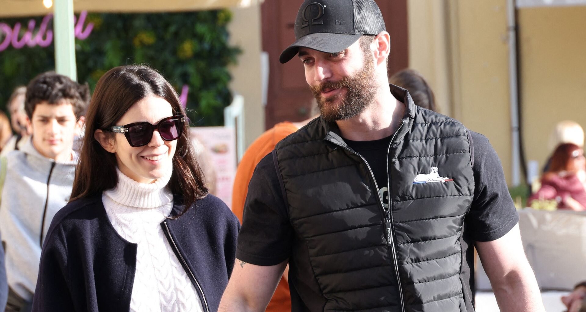 pause tendresse en pleine campagne avec Natali et leur petit Sylla, 2 mois