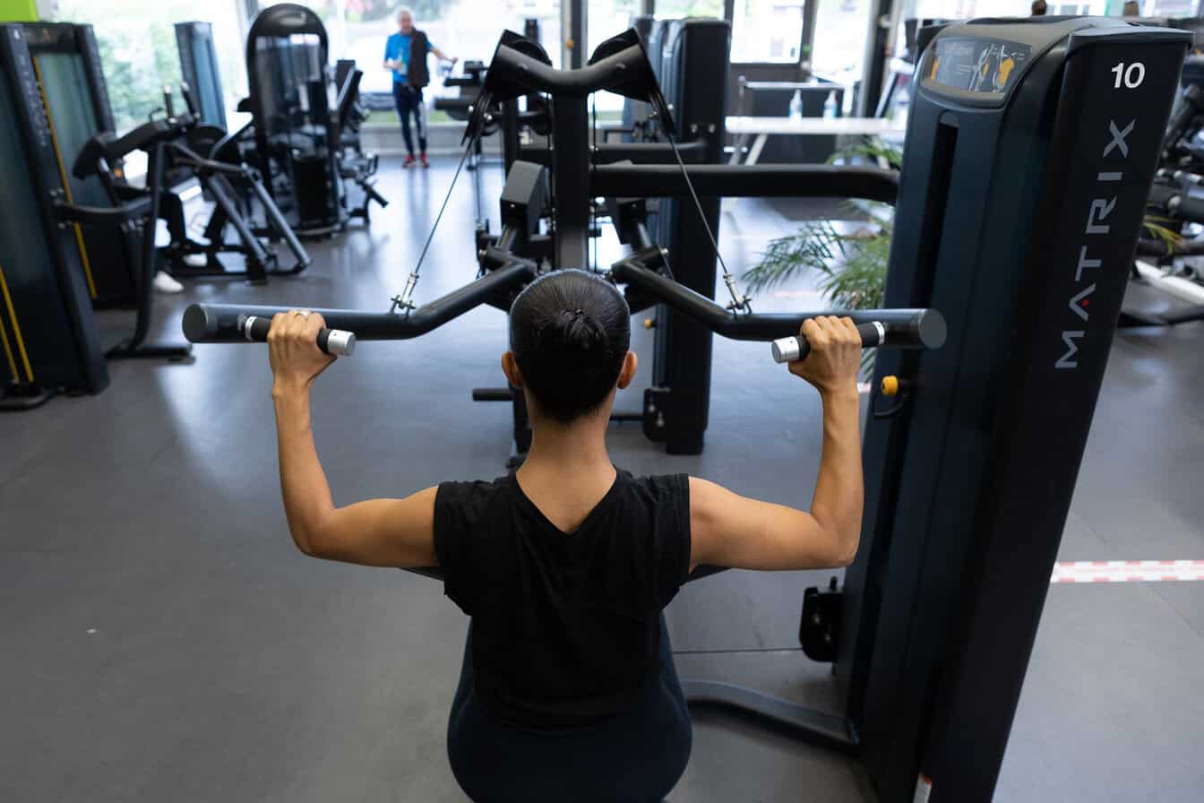 Femme musculation salle de sport