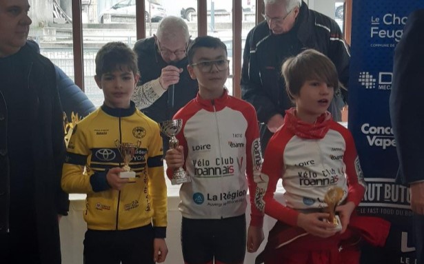 Adrien Caron monte sur le podium au cyclo-cross de Crêt de Roc