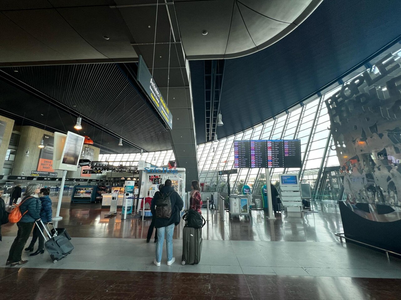 La neige perturbe le trafic à l'aéroport de Nice, de nombreux vols annulés ou retardés