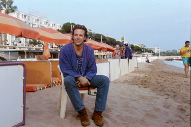 Mickey Rourke sur une plage de Cannes le 20 août 1988, après la présentation de « Homeboy ». À l'époque, l'acteur américain était au sommet de sa gloire.