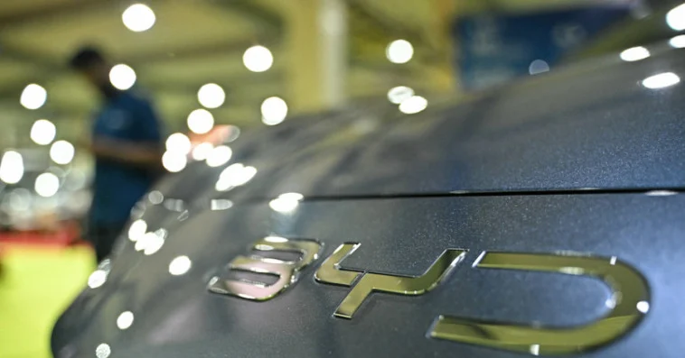 Recul des ventes de Tesla en 2025, devancé par le constructeur chinois BYD