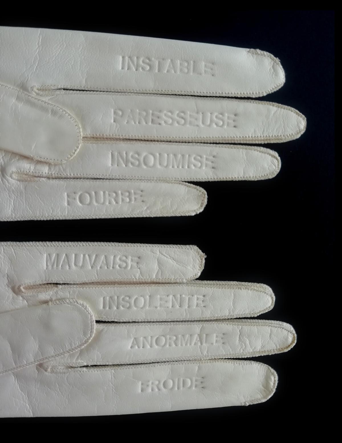 « Les intrigantes », qui réunit six paires de gants en chevreau sur lesquels se déclinent les adjectifs utilisés pour disqualifier les jeunes détenues.