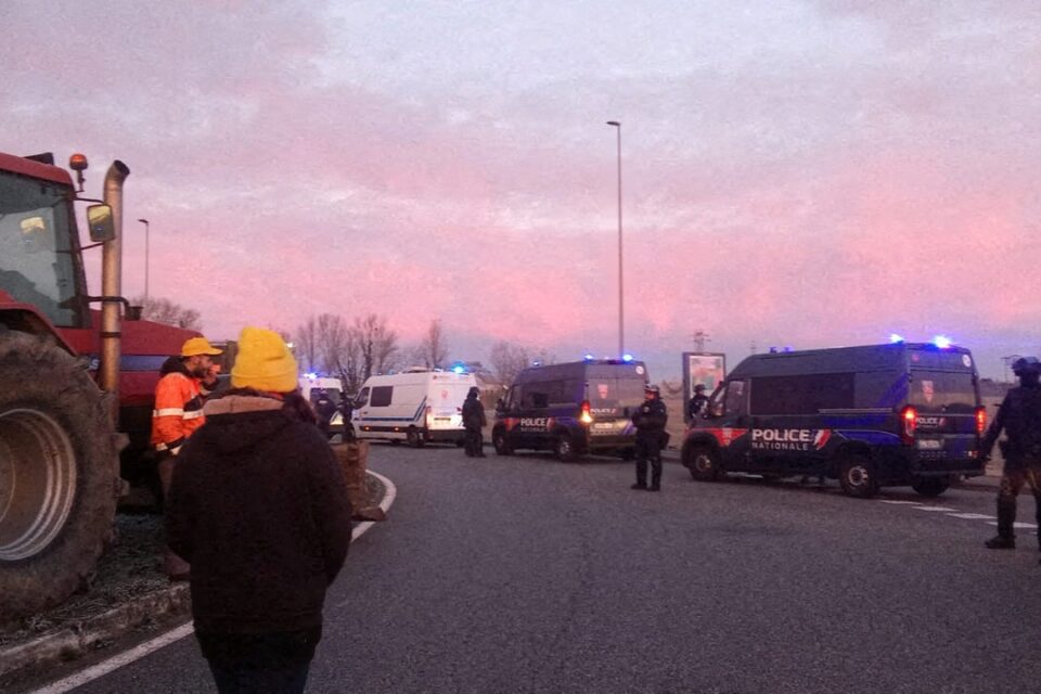 Les agriculteurs sont bloqués sur un rond-point à Portet-sur-Garonne.