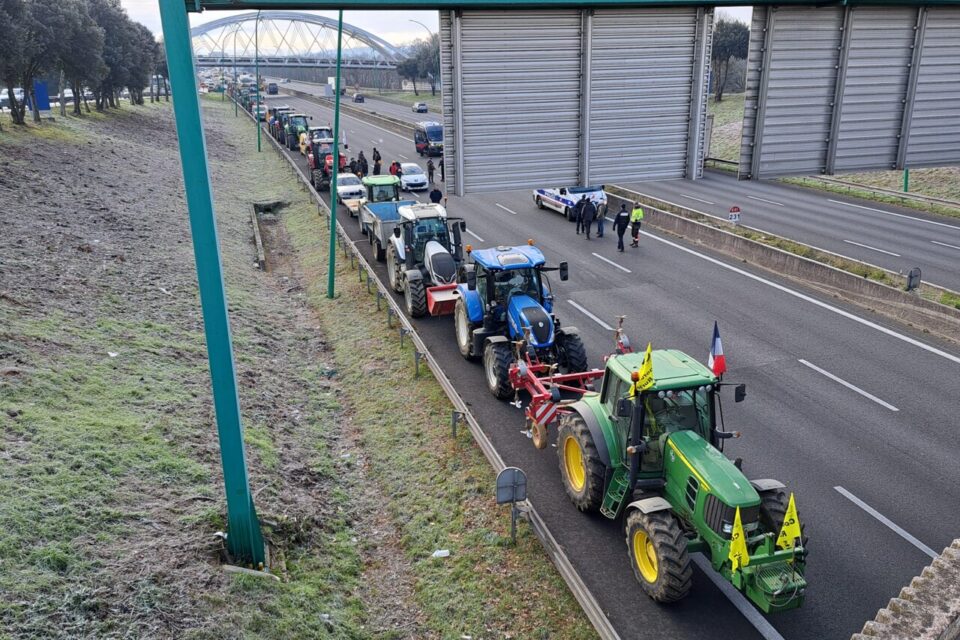 Les agriculteurs rangent leurs engins sur une seule voie.