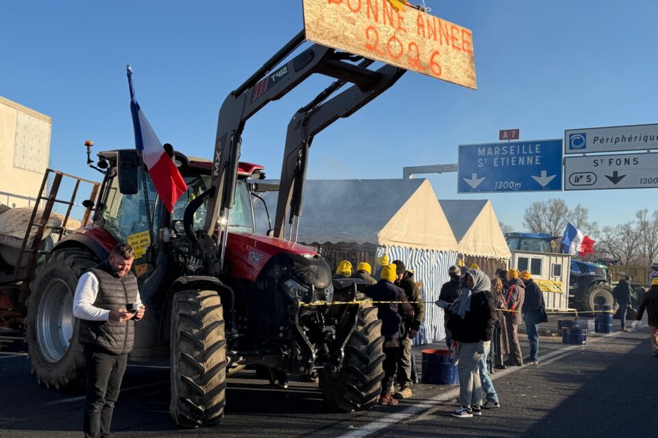 Les tracteurs continuent de bloquer la M7 ce mardi 6 janvier 2026.