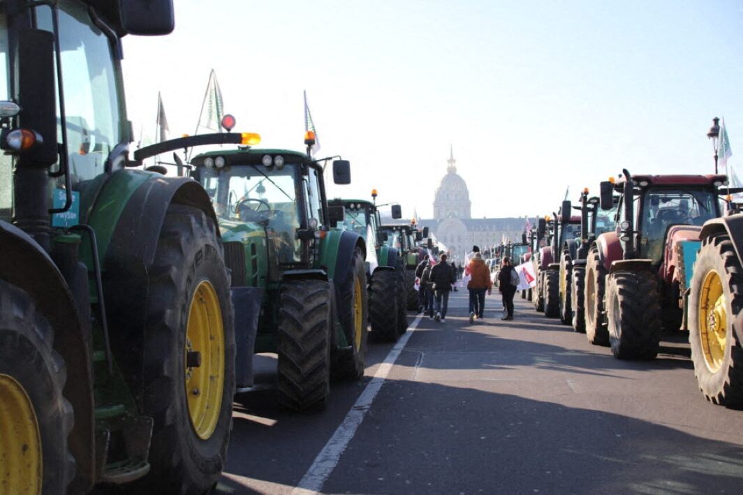 plusieurs convois d'agriculteurs en colère en route vers Paris