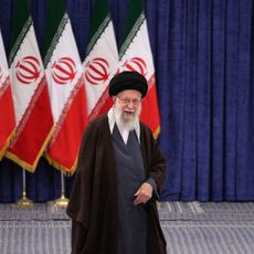 L'ayatollah Ali Khamenei à Téhéran, après avoir voté lors des élections parlementaires de mars 2024