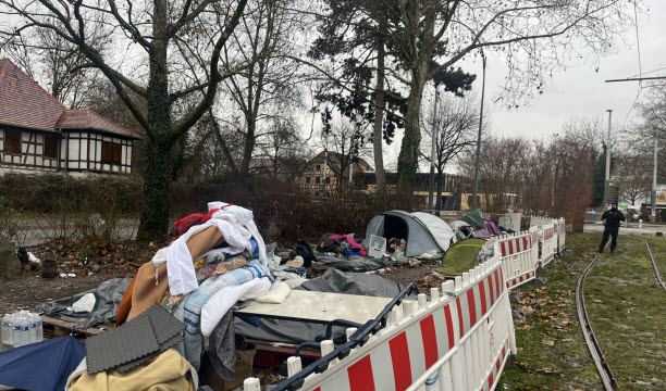 Alors que ce type d’opération se déroule habituellement au petit matin pour s’assurer que les occupants soient présents pour récupérer leurs biens, l’évacuation a cette fois eu lieu peu après 13 h.   Photo Alizée Chebboub-Courtin