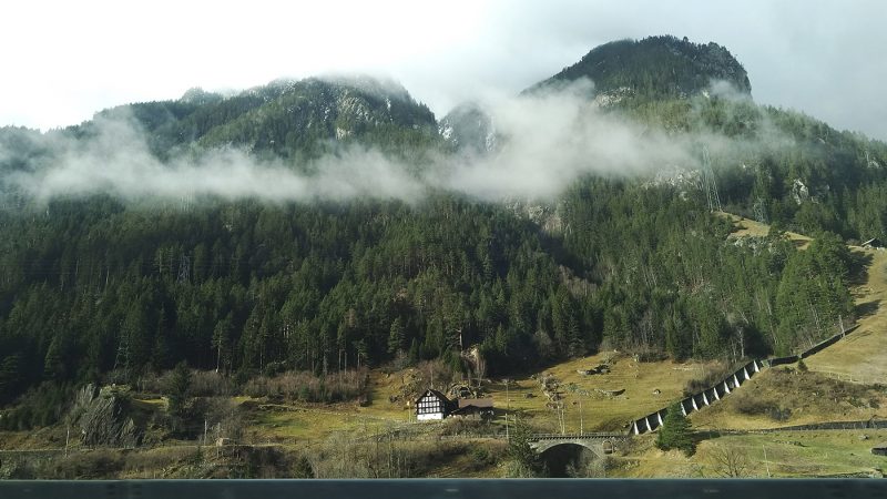 Alpes Suisse montagne nuages (4)