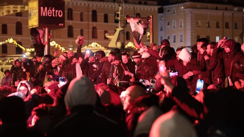 Des centaines de Marseillais ont convergé vers le Vieux-Port (piétonisé par la Préfecture pour l'occasion) pour partager leur joie après le match.