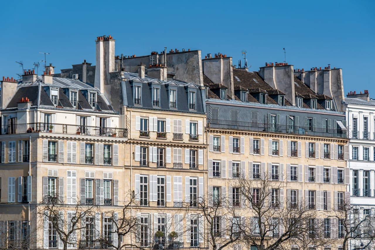 son appartement parisien peint en blanc